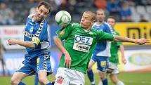 Derby Jablonec Liberec. V bojovném zápase s celou řadou šancí se nakonec z vítězství radovali hosté Liberce po brance Robina Dejmka z 10. minuty utkání. V souboji o míč hostující kapitán Tomáš Janů  (vlevo v modro bílém) s domácím Adamem Hlouškem.