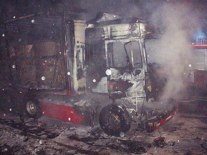 POŽÁR kamionu v Loužnici. Plameny zcela zničily kamion, poškodily i náklad. 