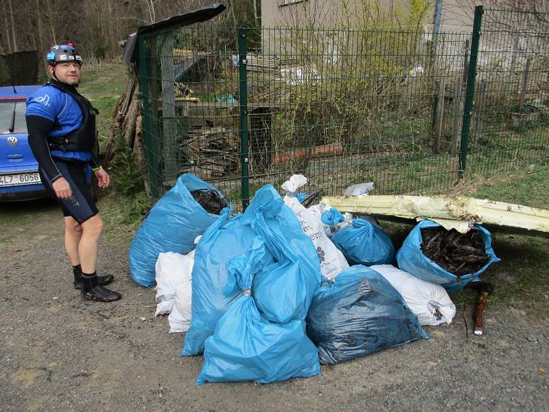 Přes 65 000 dobrovolníků během uplynulého víkendu sesbíralo 1 120 tun odpadů na 2 273 místech v celé České republice.