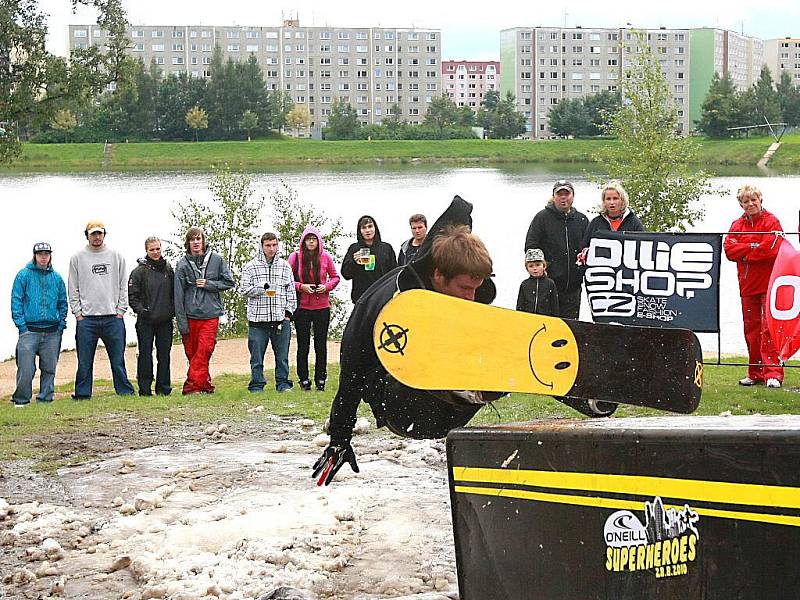 Na Slunečních lázních v Jablonci se při show na sněhu s názvem O´Neill Superheroes v sobotu představili ti nejlepší lyžaři a snowboardisté z celé České republiky. Soupeřilo mezi sebou 15 lyžařů a 15 snowbordistů.