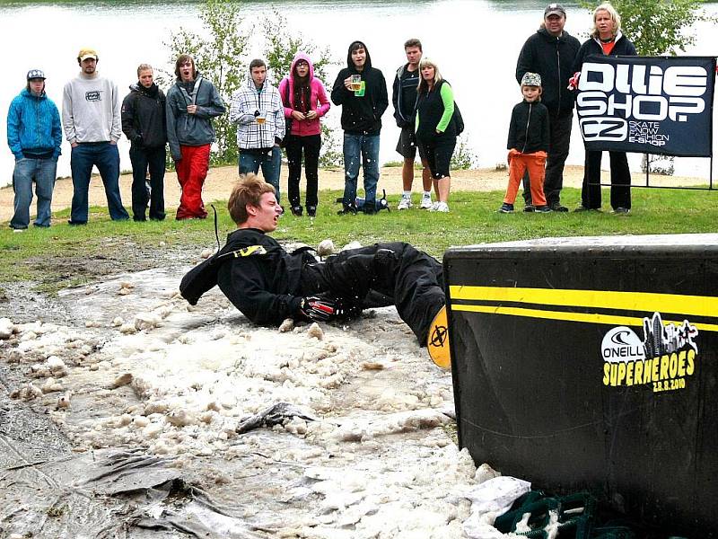 Na Slunečních lázních v Jablonci se při show na sněhu s názvem O´Neill Superheroes v sobotu představili ti nejlepší lyžaři a snowboardisté z celé České republiky. Soupeřilo mezi sebou 15 lyžařů a 15 snowbordistů.