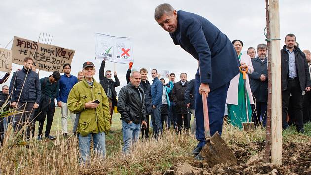 Vysazení aleje ke 150. výročí narození Mahátmy Gándhího za účasti premiéra Andreje Babiše a indické velvyslankyně Narindry Čaunanové