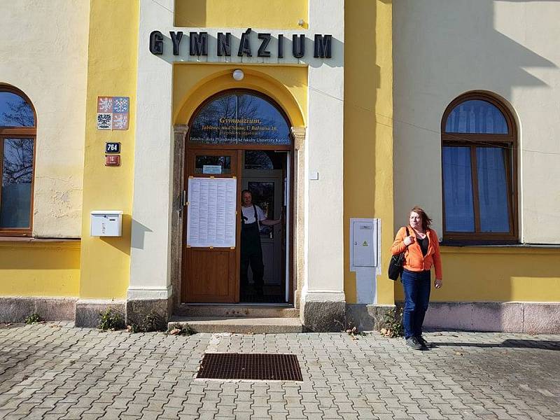 Příprava volební místnosti v Gymnáziu U Balvanu, Jablonec nad Nisou.