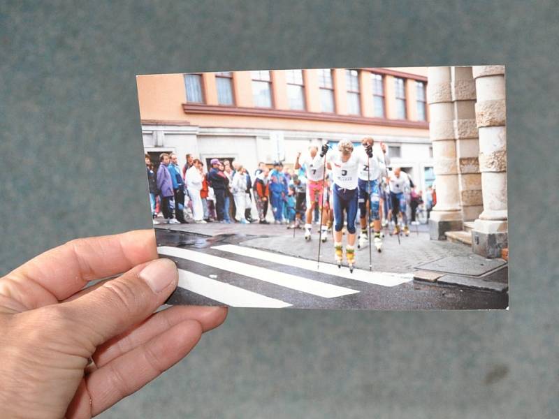 Na kolečkových lyžích se jely závody i v centru Jablonce. Lidickou nahoru, kolem radnice a zahnout u okresního soudu.