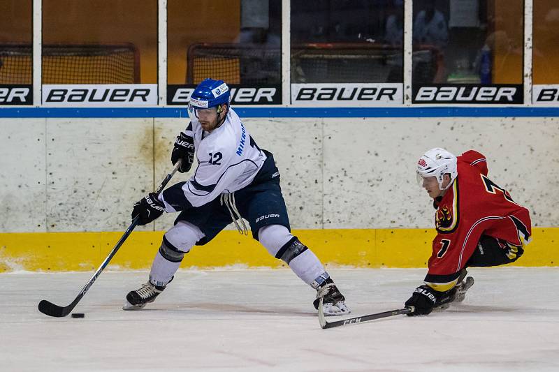 Druhý zápas čtvrtfinále play off 2. ligy ledního hokeje skupiny Západ + Střed se odehrál 14. března 2017 na Jabloneckém zimním stadionu. Utkaly se celky HC Vlci Jablonec nad Nisou a HC Tábor. Na snímku vpravo Ondřej Žalud.