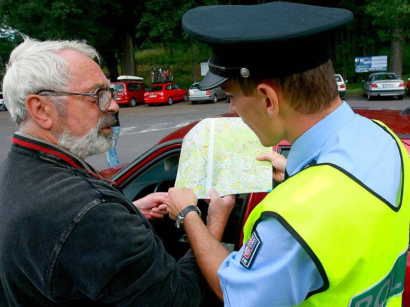 Policie ve spolupráci s ČČK zorganizovala u Malé Skály na Jizeře netradiční dopravní kontrolu. Řidiči po běžné kontrole dokladů a vozidla měli za úkol ošetřit dvě oběti dopravní nehody. Maskování bylo velmi reálné.