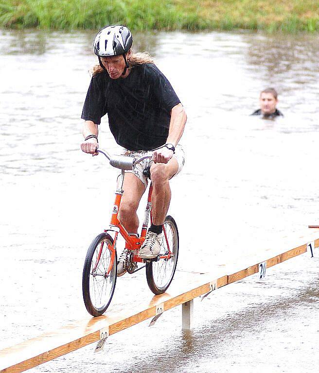 Ani nepřízeň počasí nezaskočila závodníky a pořadatele tradiční Rádelské lávky, kterou sdružení Chytrá voda připravilo již počtvrté.