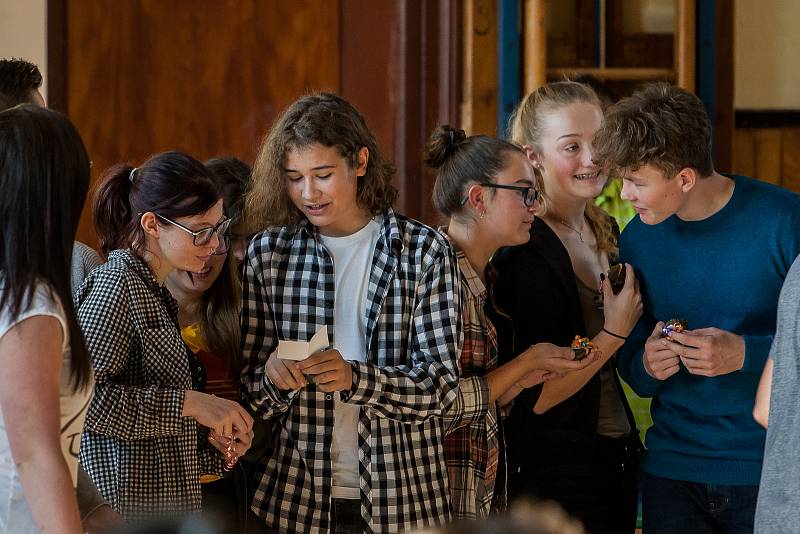 Tradiční vítání studentů prvních ročníků proběhlo 10. října v tělocvičně školy Gymnázia U Balvanu.