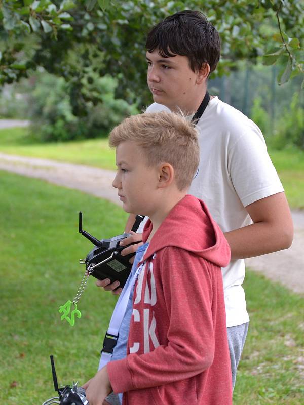 Novoveské koupaliště se tradičně stalo o víkendu centrem modelářského dění v regionu. Sjeli se sem majitelé plachetnic i motorových člunů. Sobotní Jablonecká kotva slavila jubilejní 50. ročník. Nedělní Modrá stuha je jen o tři roky mladší.