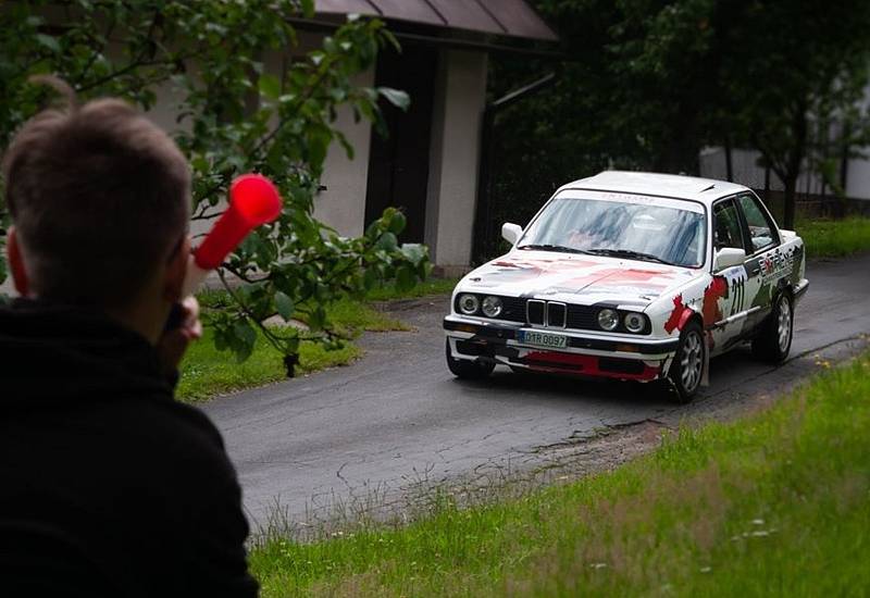 Záběry z první etapy Rally Bohemia 2020, která již tradičně projela i Jabloneckem.