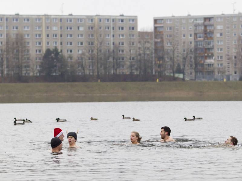 Koupáním v jablonecké přehradě Mšeno slavily Štědrý den dvě skupiny odvážlivců, judisté a vodáci z dračích lodí. 