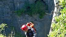 Hasičští lezci cvičili ve známém lomu Velká Amerika a v jeskyni v okolí Srbska.