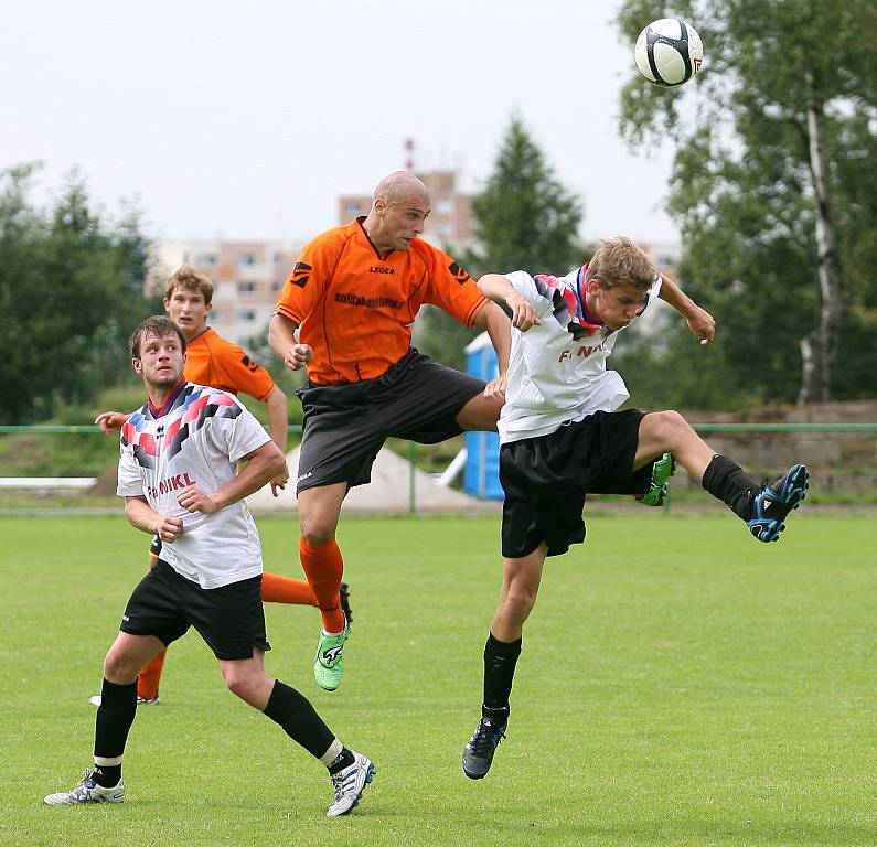 Fotbalisté Jiskry Mšeno porazili v generálce na divizi Pěnčín (v bílém) 9:0.