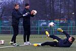 Fotbalisté Jablonce zahájili přípravu i s posilami. Na snímku jsou při tréninku brankáři Jablonce Roman Valeš (vlevo), Michal Špit a Jan Šebek.