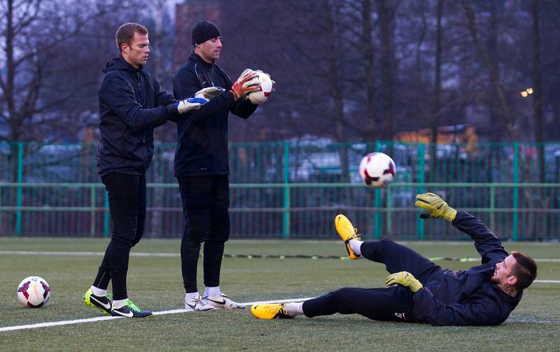 Fotbalisté Jablonce zahájili přípravu i s posilami. Na snímku jsou při tréninku brankáři Jablonce Roman Valeš (vlevo), Michal Špit a Jan Šebek.