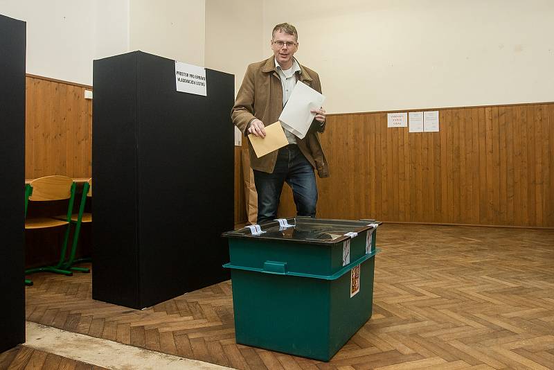 Lukáš Pleticha (Česká strana sociálně demokratická) odevzdal 5. října v Jablonci nad Nisou svůj hlas ve volbách do zastupitelstva a doplňovacích volbách do Senátu Parlamentu České republiky.