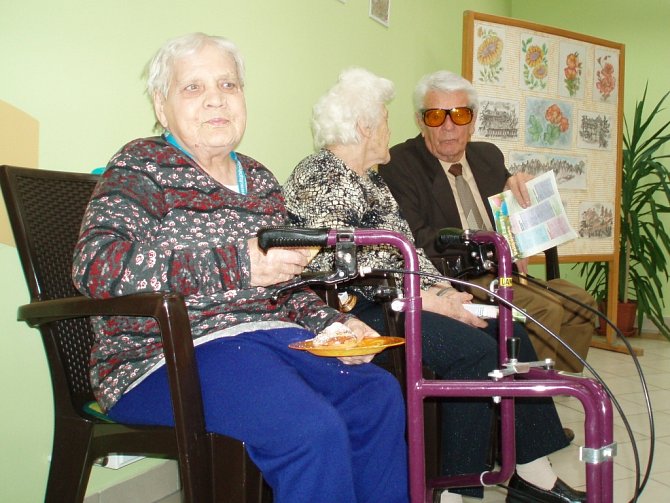 Senioři v Domově důchodců Velké Hamry mají svůj vlastní časopis Barevný domov, ve čtvrtek tu pokřtili první číslo. 