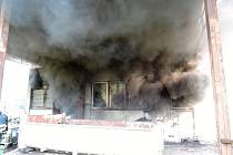 Hasiči z devíti jednotek zasahovali u požáru přečerpávací stanice mazutu v objektu bývalé textilní továrny Kolora v Semilech.