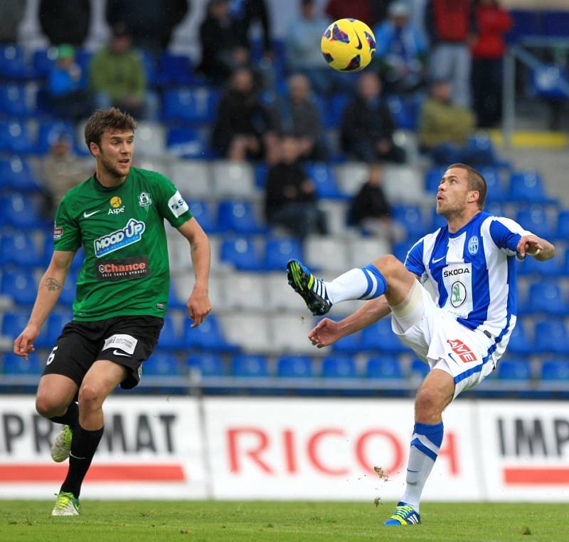 Fotbalisté Jablonce remizovali v Mladé Boleslavi 1:1. Na snímku Marek Kysela z Jablonce a Jakub Mareš z Mladé Boleslavi.