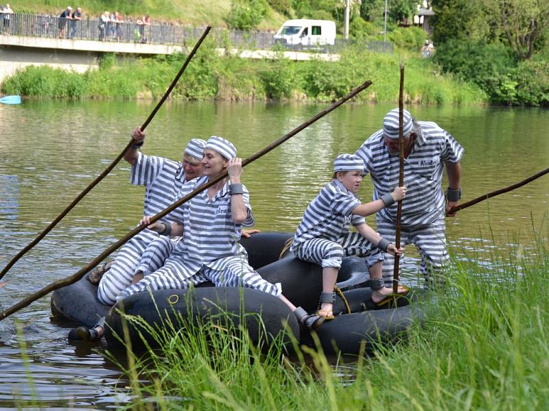 Tradiční neckyáda na Jizeře v areálu Žlutých lázní vyvrcholila sjezdem splavu.