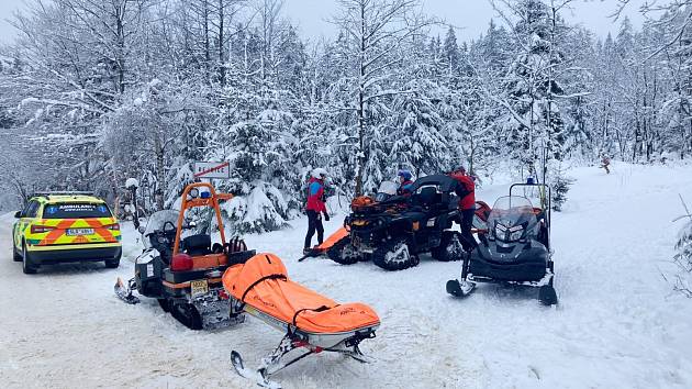 Záchranáři pomáhali muži, který zkolaboval na běžkařské trati nad Spálenou Hájenkou v oblasti Kořenov - Rejdice