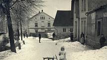 Na Obecním úřadě v Držkově připravili výstavu obrazů Aloise Otahala. K vidění jsou i historické fotografie.