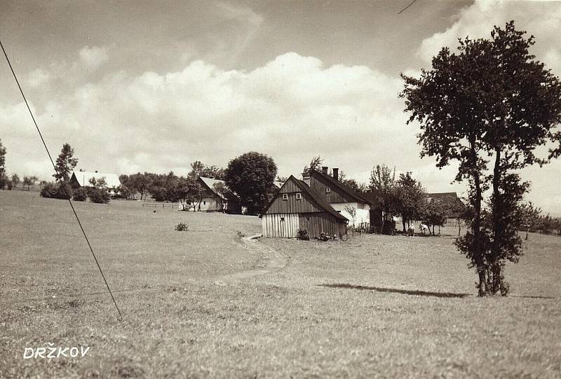 Na Obecním úřadě v Držkově připravili výstavu obrazů Aloise Otahala. K vidění jsou i historické fotografie.