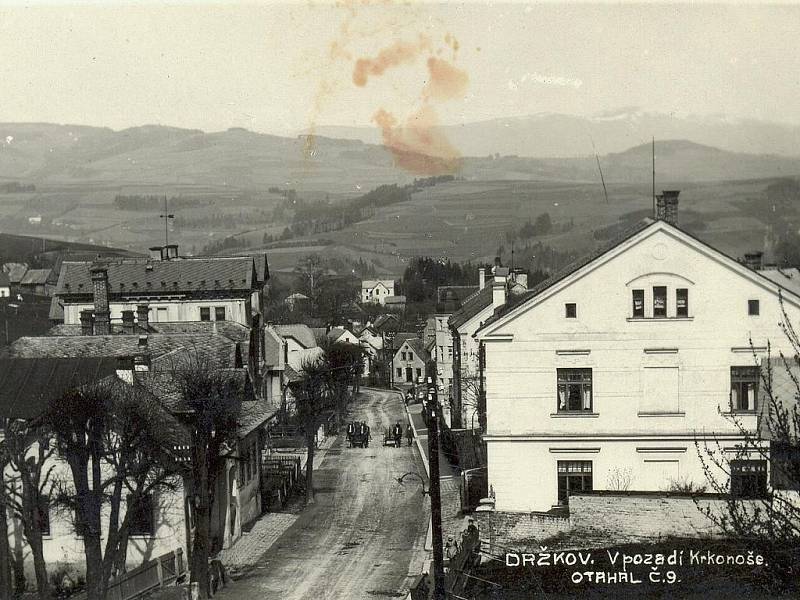 Na Obecním úřadě v Držkově připravili výstavu obrazů Aloise Otahala. K vidění jsou i historické fotografie.