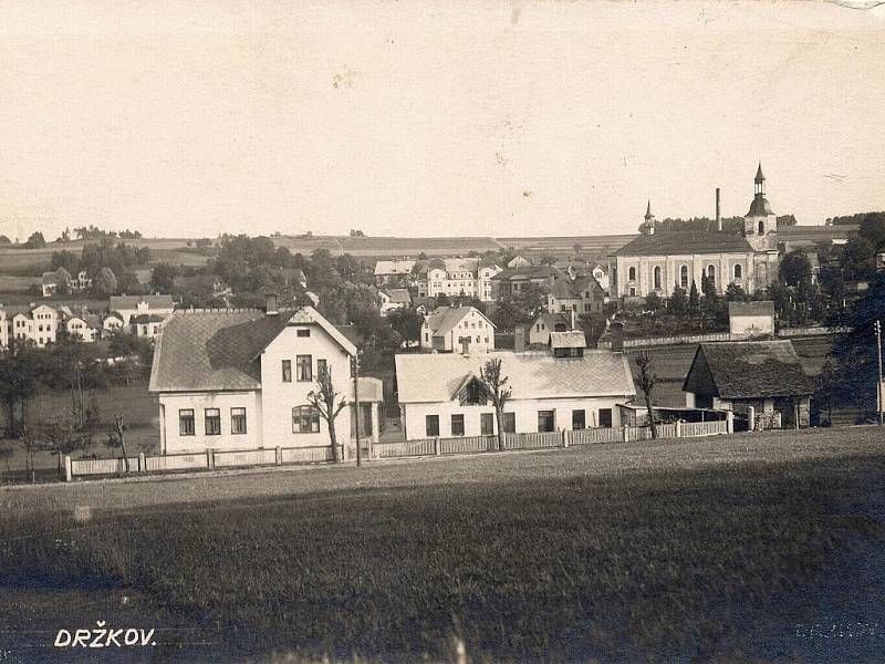 Na Obecním úřadě v Držkově připravili výstavu obrazů Aloise Otahala. K vidění jsou i historické fotografie.