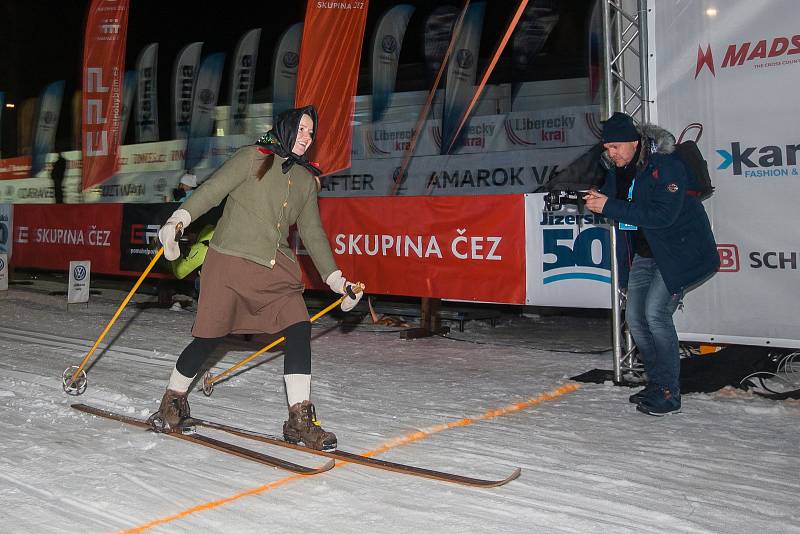 Historičtí lyžnící při zahájení Jizerské padesátky 16. února v Bedřichově na Jablonecku. Hlavní závod zařazený do seriálu dálkových běhů Ski Classics se pojede 18. února 2018.