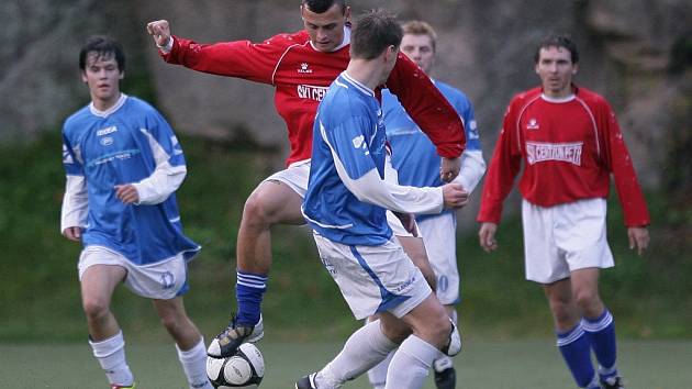 Desná remizovala s Jabloncem nad Jizerou (v červeném) 1:1. Hosté navíc neproměnili penaltu a Desná dohrála v devíti.