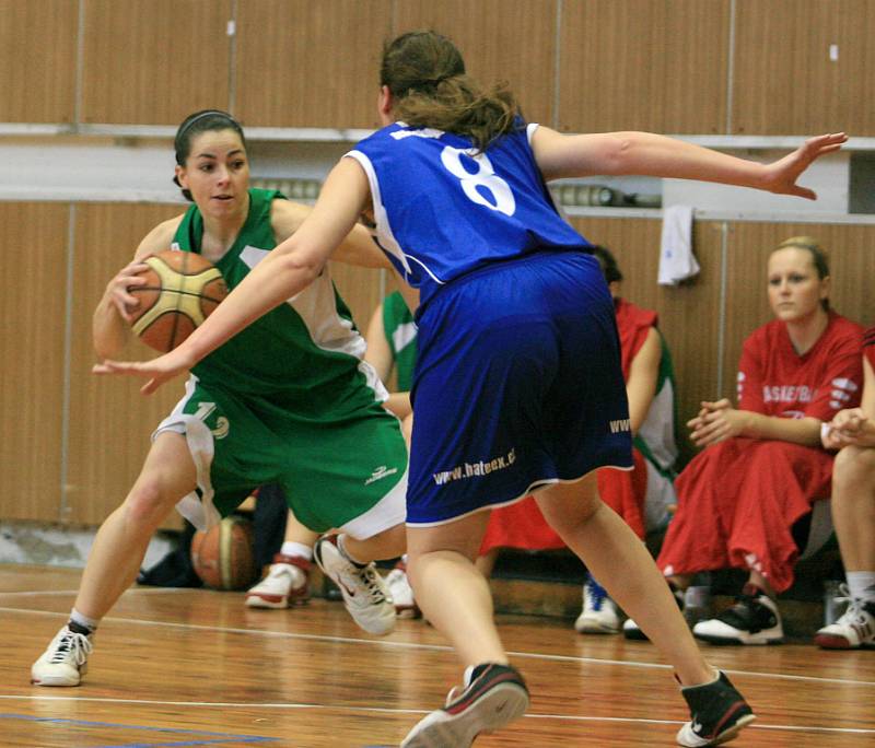 Jablonecké basketbalistky (v zeleném) porazily Plzeň.