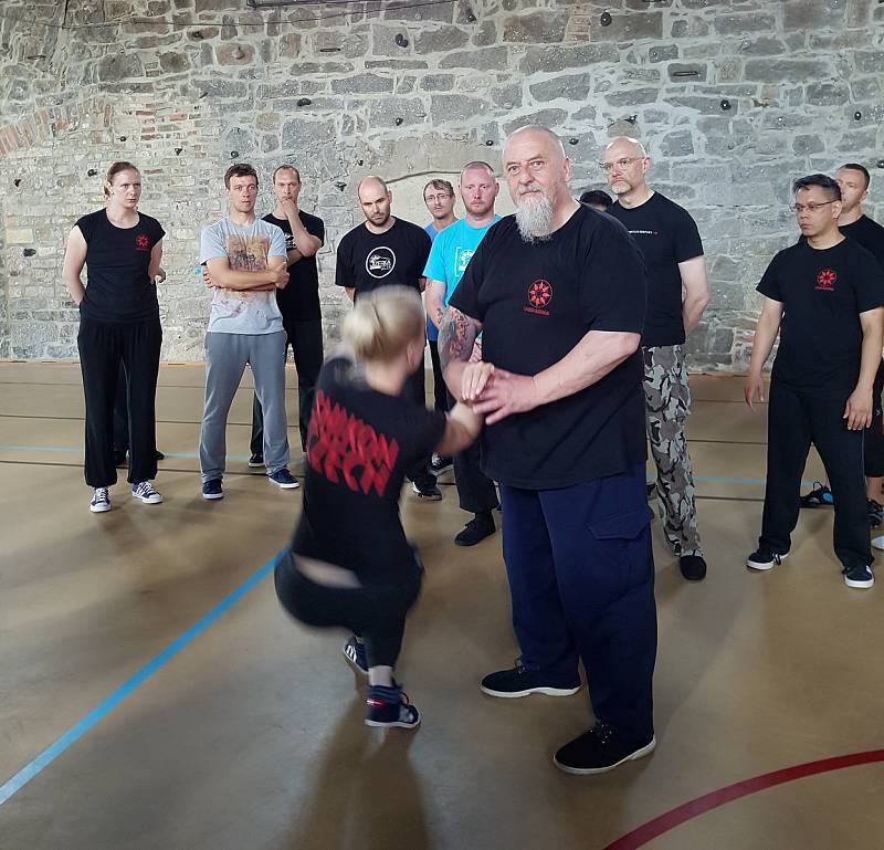 Dva věhlasní zahraniční mistři bojového umění, aikido a taichi, vedou sportovní kemp v nejvýše položené osadě Jizerských hor na Jizerce.