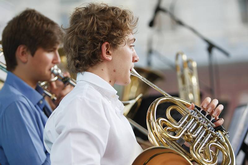 Na Mírovém náměstí před jabloneckou radnicí vystoupil ve středu odpoledne Velký dechový orchestr a Taneční odbor, vše z jablonecké ZUŠ.