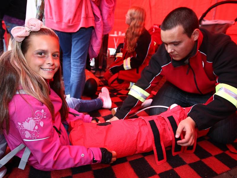 Na parkovišti jablonecké nemocnice se uskutečnil pokus o rekord v nejvíce resuscitujících lidí v jeden okamžik na jednom místě.