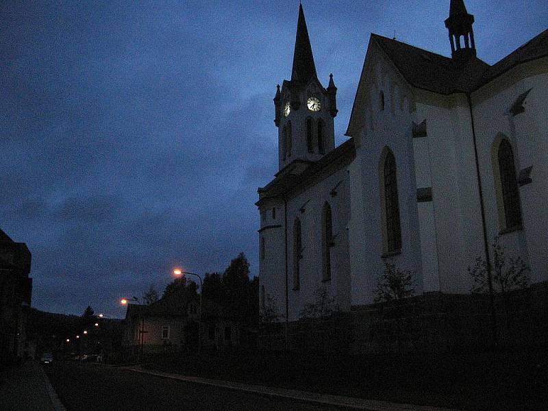 Podzim v Jizerských horách v polovině listopadu čaruje. A v Josefově Dole také. 