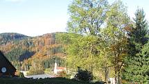 Podzim v Jizerských horách v polovině listopadu čaruje. A v Josefově Dole také. 