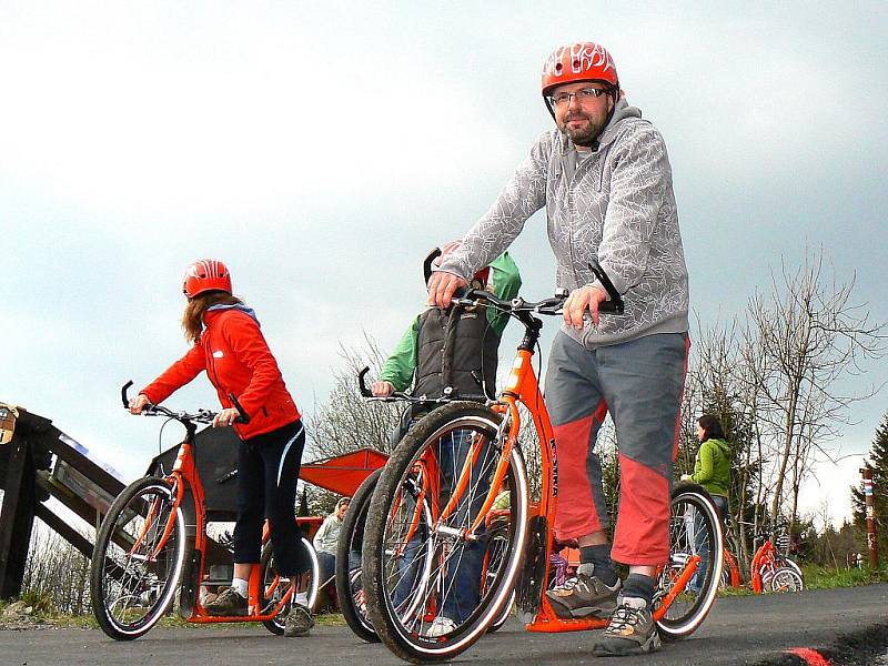 NOVÁ ADRENALINOVÁ ATRAKCE. Na vrchol Ještědu lanovkou, porozhlédnout se po okolí, občerstvit a hurá dolů. Jak? Na koloběžce.