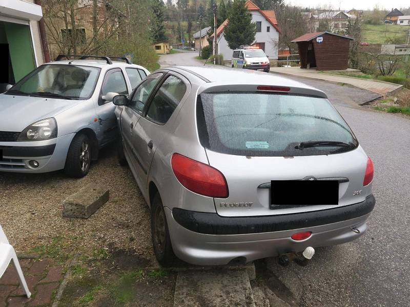 Řidič v Alšovicích přejel do protisměru. Narazil do sloupku, popelnice a vozidla.