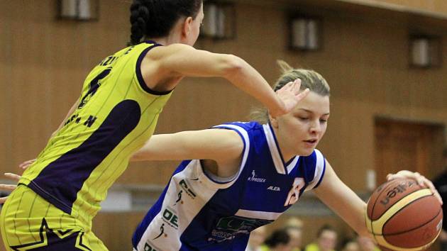 Ženy Bižuterie Jablonec vstoupili do play-out druhé ligy s Prosekem (v modrém).