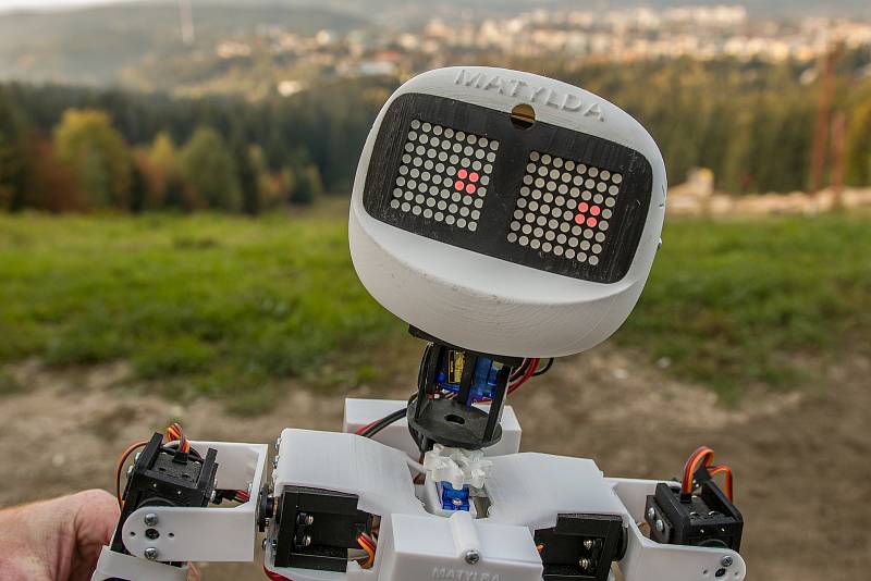 Matylda, humanoidní open source robot z dílny OpenTechLab Jablonec nad Nisou, se na konci října vydá stopem do Pelhřimova.