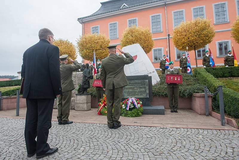 Oslava 100. výročí narození plk. Františka Truhláře, válečného hrdiny, československého letce a střelce i stíhače britské RAF, proběhla 21. října v Lomnici nad Popelkou. U Truhlářova pomníku proběhl pietní akt s přeletem letounů JAS-39C Gripen Vzdušných s