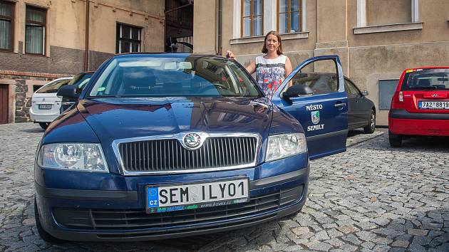 Služební vozy semilské radnice mají od srpna registrační značky na přání. Od této změny si město slibuje lepší identifikaci vozidel, které radnice ke své činnosti využívá a zároveň jedinečnou možnost prezentace města Semily.