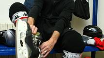 Fotbalisté Jablonce si zahráli na konec sezony hokej. Na snímku Tomáš Čížek.