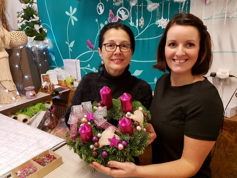 REDAKČNÍ ADVENTNÍ VĚNEC ladila Lenka Klimentová do odstínů růžové v kombinaci se stříbrnou a malým punktem béžové a měděné. Hotovo i s výběrem pod dohledem floristky Jany Harasimovičové bylo za necelou hodinku.  