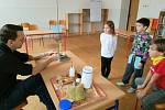 FOTO: Věda s rodiči v Montessori třídách na jablonecké škole bavila