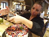 S CUKREM na posyp šetřit nemusíte, ale do krému dávejte jen podle chuti. „Vynikne tak pikantnost ovoce,“ poradila cukrářka Tereza Rálišová. Exkluzivně pro čtenáře prozradila italský recept na Frutti di Bosco.