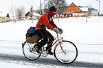 Ve středu 15. prosince vyhlásili na Frýdlantsku kalamitní stav. Vozovka, zčásti pod sněhem v obci Mníšek, neodradila mladíka od cesty z Frýdlantu do Liberce na jízdním kole.