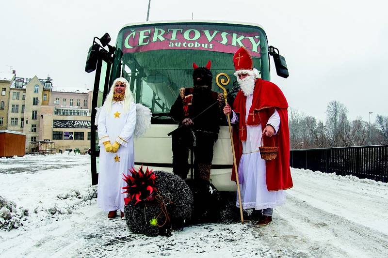 Čertovský autobus v Jablonci