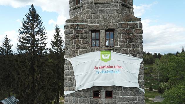 Obří rouška na rozhledně Bramberk v Lučanech nad Nisou.